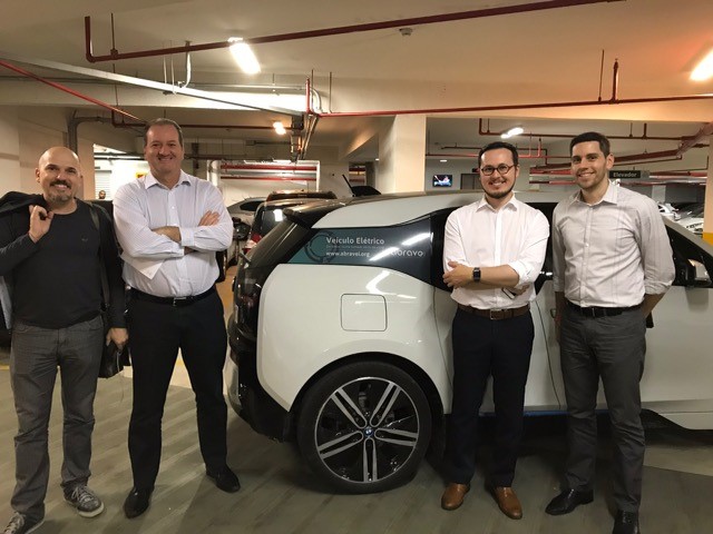 Foto com pessoal do Santander.jpg